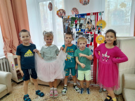 «Мы славим возраст золотой!» «Мы славим возраст золотой!».