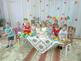 «Ах ярмарка, ах ярмарка, как ты хороша!" «Ах ярмарка, ах ярмарка, как ты хороша!".