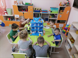 "Весело играем – правила дорожные изучаем!" "Весело играем – правила дорожные изучаем!".