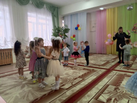 «Маму поздравляют малыши» «Маму поздравляют малыши».